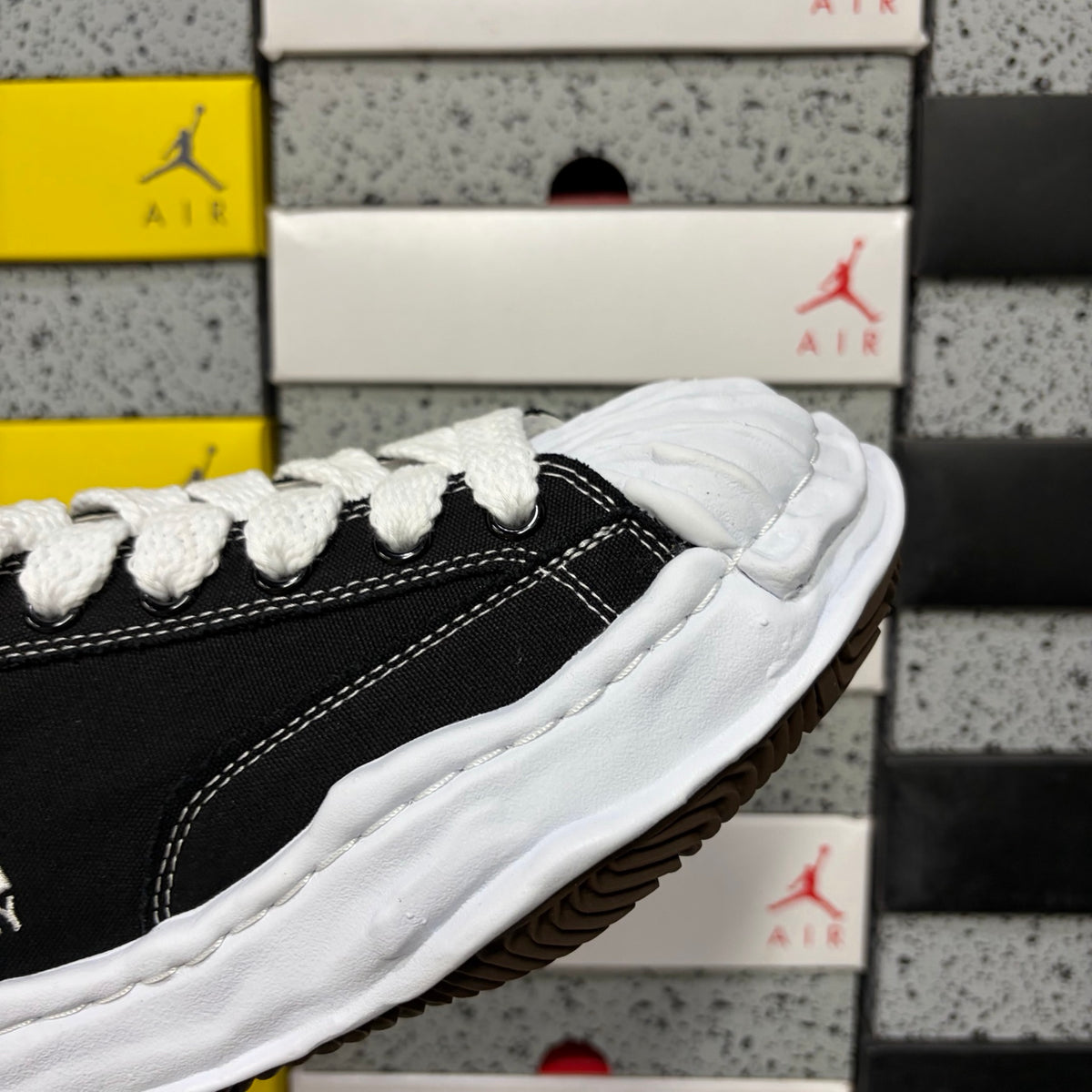 Maison Mihara Yasuhiro Blakey Shell Black White Embroidered